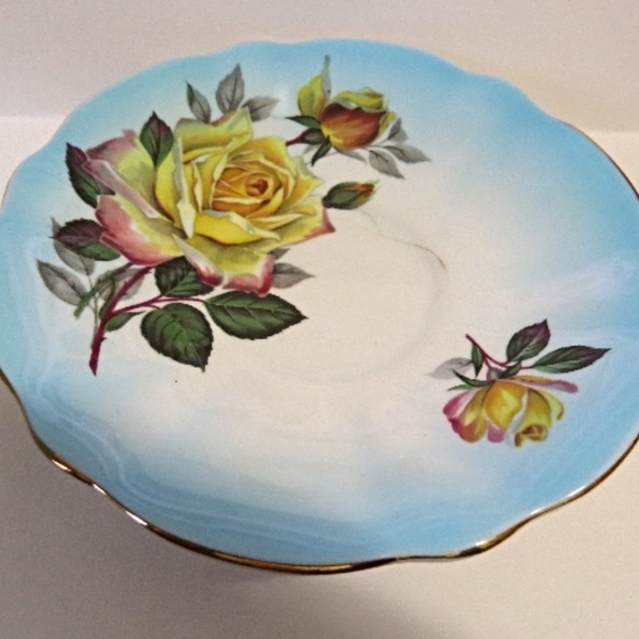 Queen Anne Bone China Teacup and Saucer - Picture 3 of 5